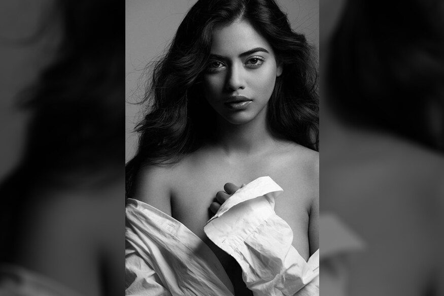 বাঙালি মডেল৷ মিস ইন্ডিয়া ওয়ার্ল্ডের খেতাব জয়ী৷ একেবারে নিয়ম মেপেই প্রাক্তন বিশ্বসুন্দরী এখন এসেছেন ফিল্ম ইন্ডাস্ট্রিতে৷ দাক্ষিণী ফিল্ম ইন্ডাস্ট্রিতে তিনি এখন বেশ নাম করেছেন৷ নাম প্রিয়দর্শিনী চ্যাটার্জি৷ Photo Courtesy: Instagram বাঙালি মডেল৷ মিস ইন্ডিয়া ওয়ার্ল্ডের খেতাব জয়ী৷ একেবারে নিয়ম মেপেই প্রাক্তন বিশ্বসুন্দরী এখন এসেছেন ফিল্ম ইন্ডাস্ট্রিতে৷ দাক্ষিণী ফিল্ম ইন্ডাস্ট্রিতে তিনি এখন বেশ নাম করেছেন৷ নাম প্রিয়দর্শিনী চ্যাটার্জি৷ Photo Courtesy: Instagram
