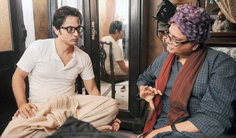 পরিচালক সুজয় ঘোষের সঙ্গে আলোচনায় ঋতুপর্ণ ঘোষ। photo source collected