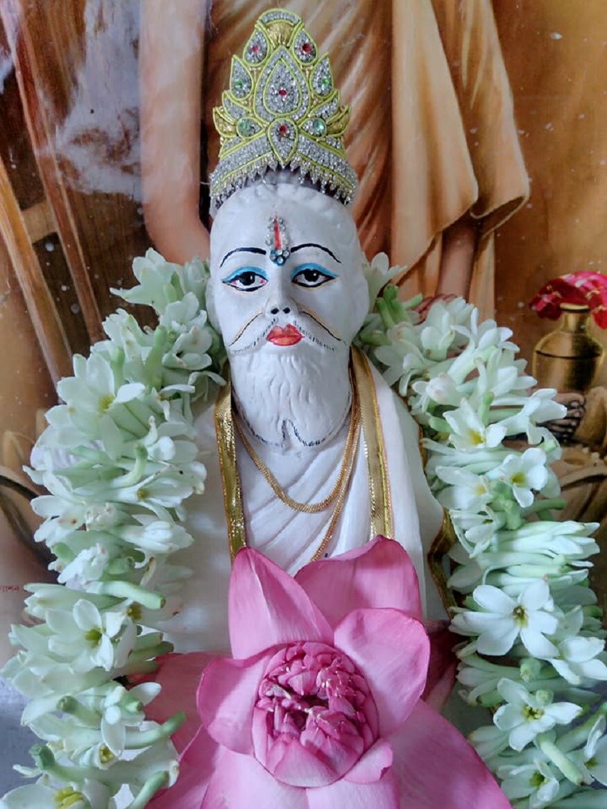 ♦ তবে আবার অনেকে বলেন, লোকনাথ ব্রহ্মচারীকে তুষ্ট করতে কিছু মন্ত্র পাঠ করতে হয় ৷ রবিবার সন্ধ্যায় ভক্তিভরে পাঠ করতে হয় সেই মন্ত্র ৷ ছবি: অমৃত হালদার ৷ ♦ তবে আবার অনেকে বলেন, লোকনাথ ব্রহ্মচারীকে তুষ্ট করতে কিছু মন্ত্র পাঠ করতে হয় ৷ রবিবার সন্ধ্যায় ভক্তিভরে পাঠ করতে হয় সেই মন্ত্র ৷ ছবি: অমৃত হালদার ৷