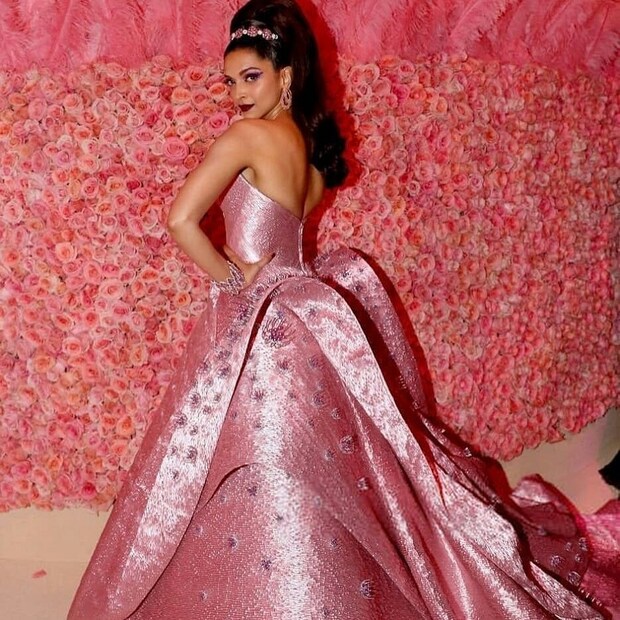  ♦ তবে এ বারের মেট গালায় কে বেশি নজর কাড়লেন প্রিয়াঙ্কা না দীপিকা ? নেটিজেনরা এগিয়ে রাখছেন দীপিকাকেই ৷ ছবি: ইনস্টাগ্রাম ৷