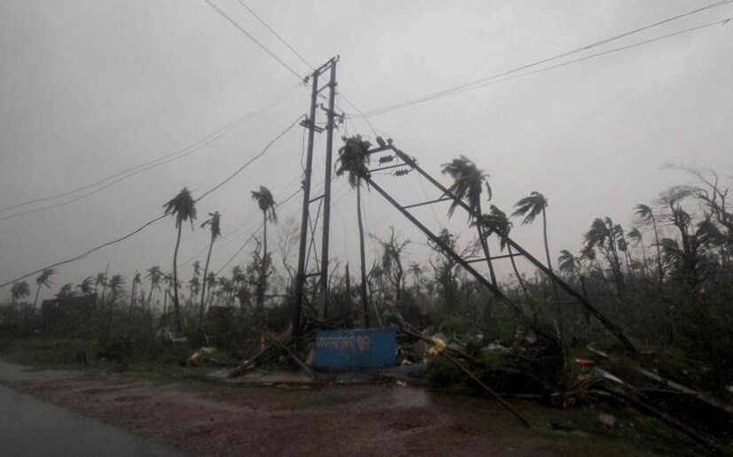 গোপীবল্লভপুরে ৩০ টি কাঁচা বাড়ি ভেঙে পড়ে। ৮টি পাকা বাড়ির ছাদ উড়ে যায়। বাড়ি ভেঙে আহত হন ৫ জন। (Image: AP)