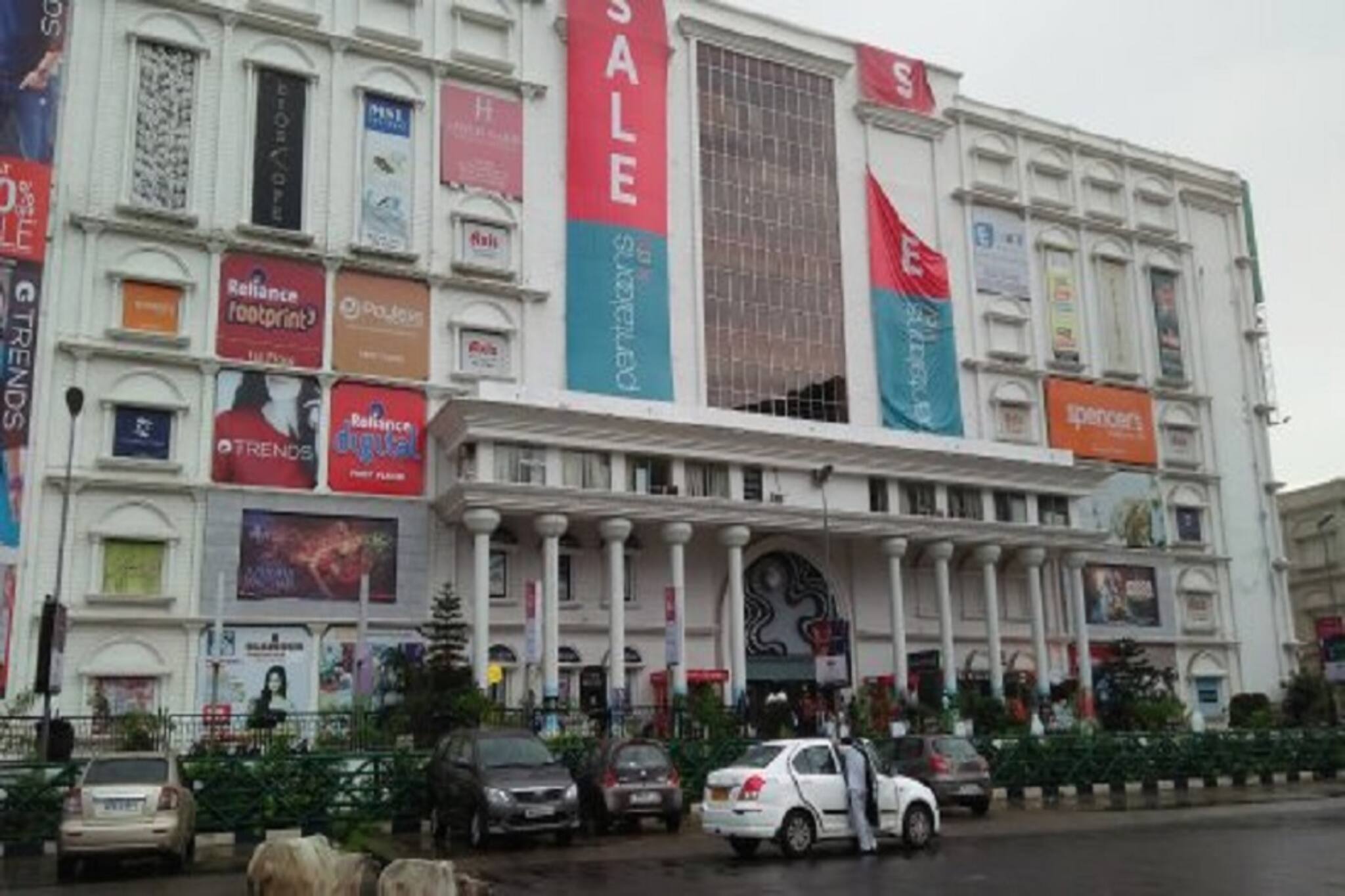 ফণীর জেরে বন্ধ অ্যাক্সিস মল