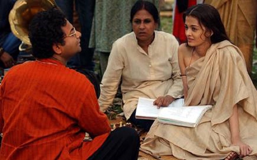 'চোখের বালি'র সেটে-এ ঐশ্বর্যর সঙ্গে আলোচনায় ঋতুপর্ণ ঘোষ। photo source collected
