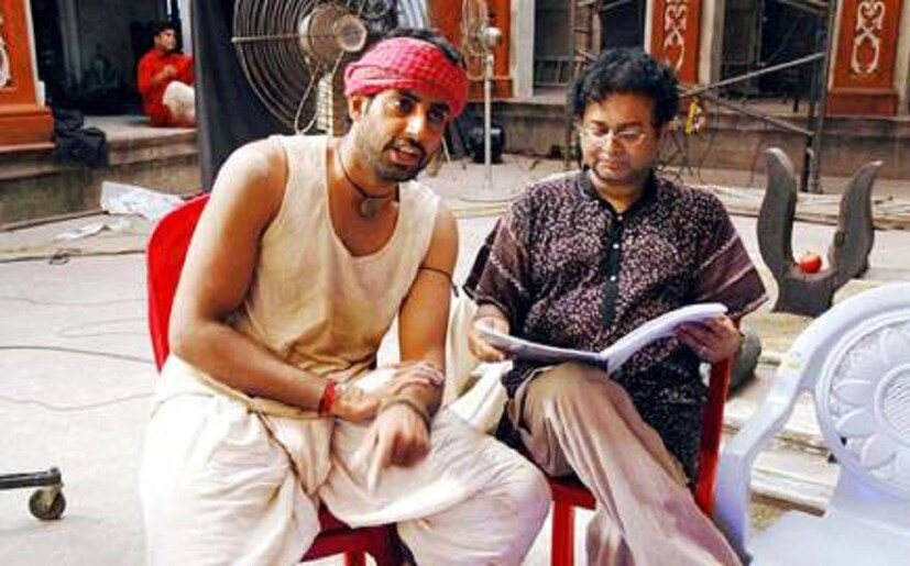 'অন্তরমহল' ছবিতে অভিষেক বচ্চনকে বোঝাচ্ছেন ঋতুপর্ণ ঘোষ। photo source collected