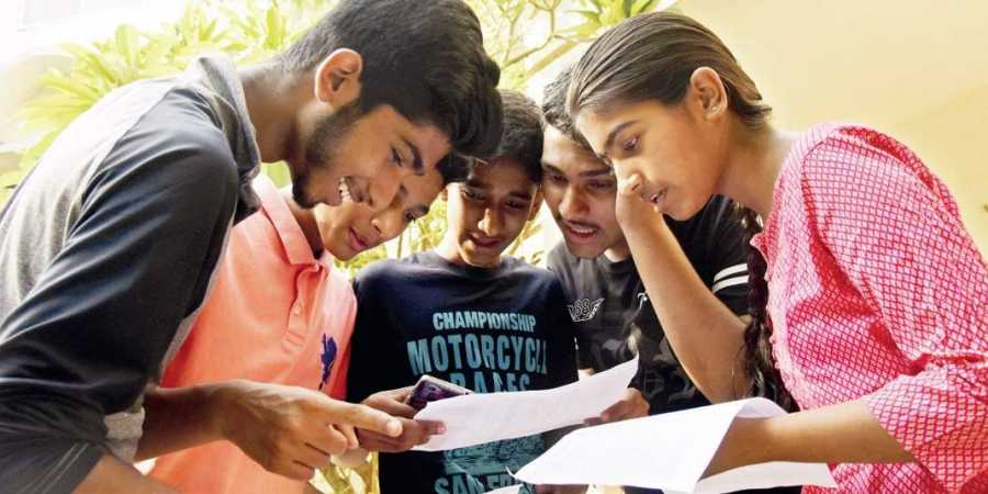 এবার মেধাতালিকায় শীর্ষ স্থান অধিকার করেছে দূর্গাপুরের পড়ুয়া সোহম মিস্ত্রি ৷ সোহম দূর্গাপুরের হেমশীলা মডেল স্কুলের ছাত্র ৷ দ্বিতীয় স্থানে কলকাতার ছেলে সাউথ পয়েন্ট স্কুলের তমোজিৎ বন্দ্যোপাধ্যায় এবং তৃতীয় স্থানে ফের হেমশীলা মডেল স্কুলের কৌস্তভ সেন ৷ প্রতীকী ছবি ৷ এবার মেধাতালিকায় শীর্ষ স্থান অধিকার করেছে দূর্গাপুরের পড়ুয়া সোহম মিস্ত্রি ৷ সোহম দূর্গাপুরের হেমশীলা মডেল স্কুলের ছাত্র ৷ দ্বিতীয় স্থানে কলকাতার ছেলে সাউথ পয়েন্ট স্কুলের তমোজিৎ বন্দ্যোপাধ্যায় এবং তৃতীয় স্থানে ফের হেমশীলা মডেল স্কুলের কৌস্তভ সেন ৷ প্রতীকী ছবি ৷