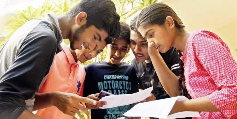 এবার মেধাতালিকায় শীর্ষ স্থান অধিকার করেছে দূর্গাপুরের পড়ুয়া সোহম মিস্ত্রি ৷ সোহম দূর্গাপুরের হেমশীলা মডেল স্কুলের ছাত্র ৷ দ্বিতীয় স্থানে  কলকাতার ছেলে সাউথ পয়েন্ট স্কুলের তমোজিৎ বন্দ্যোপাধ্যায় এবং তৃতীয় স্থানে ফের হেমশীলা মডেল স্কুলের কৌস্তভ সেন ৷ প্রতীকী ছবি ৷