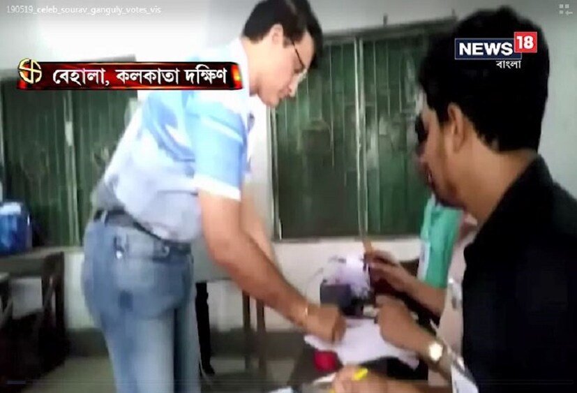 বেহালায় বুথে গিয়ে ভোট দিলেন সৌরভ গঙ্গোপাধ্যায়। 