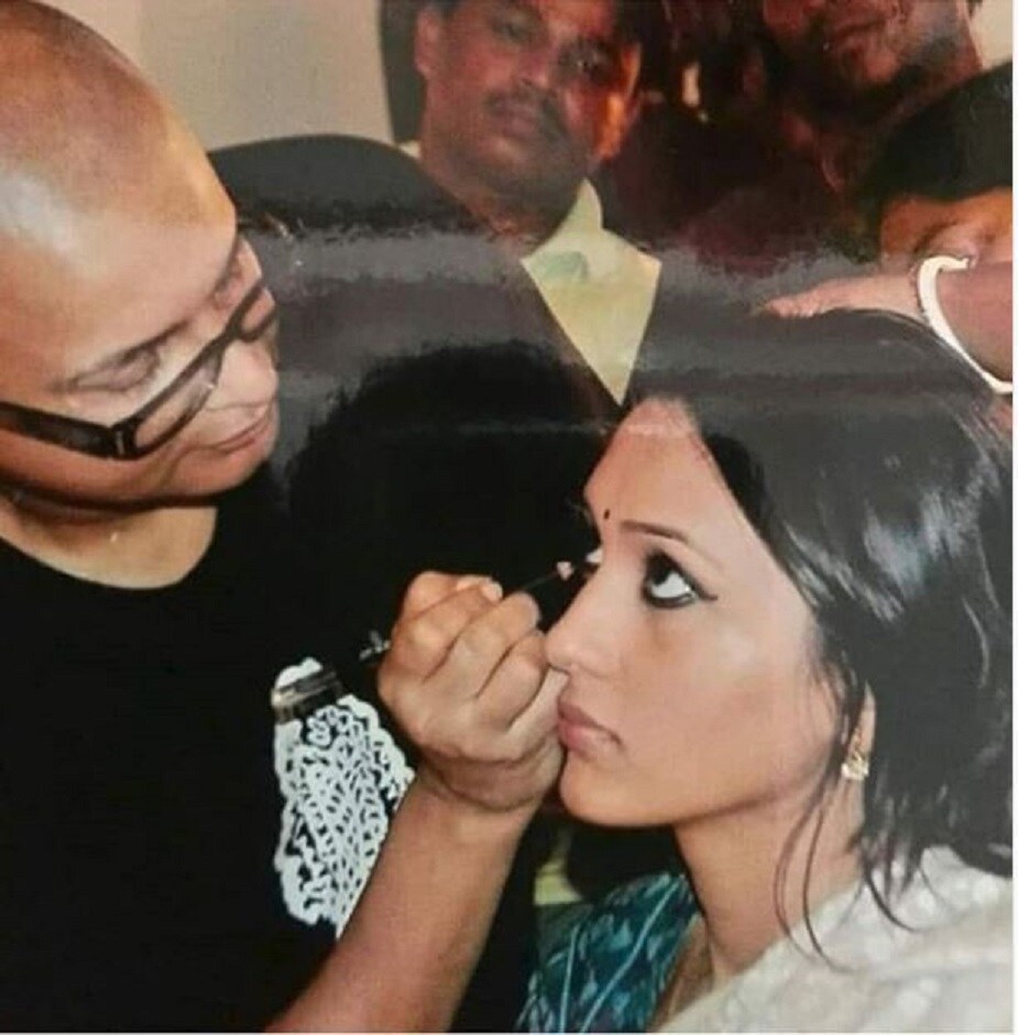 অভিনেত্রী মিমি চক্রবর্তী একটি ছবি সোশ্যাল মিডিয়ায় পোস্ট করে লিখলেন,' ভাল থেকো ঋতুদা'। ছবিটা 'গানের ওপারে' সিরিয়ালের শ্যুটিংয়ের সময়ের। নিজে হাতে মিমিকে কাজল পড়িয়ে দিচ্ছেন ঋতুপর্ণ ঘোষ।photo source collected অভিনেত্রী মিমি চক্রবর্তী একটি ছবি সোশ্যাল মিডিয়ায় পোস্ট করে লিখলেন,' ভাল থেকো ঋতুদা'। ছবিটা 'গানের ওপারে' সিরিয়ালের শ্যুটিংয়ের সময়ের। নিজে হাতে মিমিকে কাজল পড়িয়ে দিচ্ছেন ঋতুপর্ণ ঘোষ।photo source collected