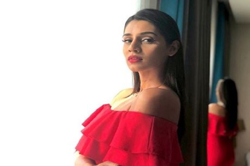  আগামী ৩০ মে থেকেই শুরু হতে চলেছে এবারের ক্রিকেট বিশ্বকাপ ৷ গোটা দুনিয়ার নজর থাকবে লন্ডনের বাইশগজে ৷ বিশ্বের তাবড় ক্রিকেটাররা ঝড় তুলবে এই বিশ্বকাপে ৷ তবে শুধু ক্রিকেটারই নয় ৷ বিশ্বকাপের মাঠে ক্রিকেটারদের পাশাপাশি এবার ঝড় তুলতে চলেছে এই ৫ সুন্দরী সঞ্চালকও ৷ 