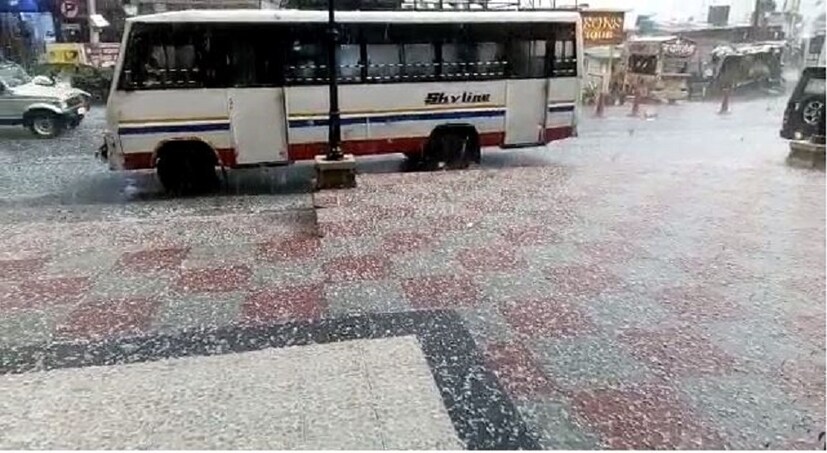 তবে এই সময় যদি একটু বরফ পড়তো! না কলকাতায় তার কোনও সম্ভাবনা নেই। কলকাতায় না হলেও মে মাসের এই সময়ে বরফ পড়ছে মানালিতে। photo source collected