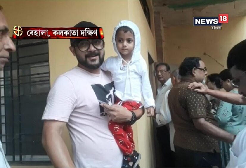 ছেলেকে কোলে নিয়ে ভোট দিতে গেলেন সোহম।