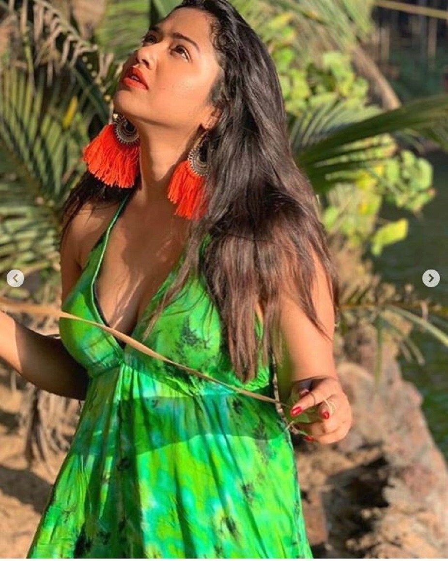 তবে ব্যোমকেশ সিরিজে মানে ব্যোমকেশের চরিত্র বাংলায় যে কটি ছবি জনপ্রিয় হয়েছে তাঁর অনেকগুলোতেই সত্যবতীর চরিত্রে দেখা গিয়েছে সোহিনীকে। এবং 'হর হর ব্যোমকেশ', 'ব্যোমকেশ পর্ব', 'বিদায় ব্যোমকেশ' সবকটি ছবিতেই অসাধারণ কাজ করেছেন তিনি।photo source Instagram তবে ব্যোমকেশ সিরিজে মানে ব্যোমকেশের চরিত্র বাংলায় যে কটি ছবি জনপ্রিয় হয়েছে তাঁর অনেকগুলোতেই সত্যবতীর চরিত্রে দেখা গিয়েছে সোহিনীকে। এবং 'হর হর ব্যোমকেশ', 'ব্যোমকেশ পর্ব', 'বিদায় ব্যোমকেশ' সবকটি ছবিতেই অসাধারণ কাজ করেছেন তিনি।photo source Instagram