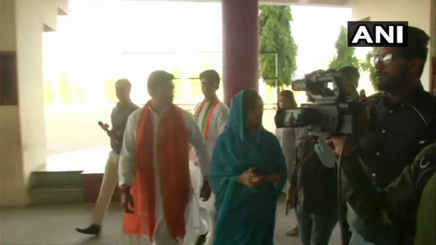রাঠৌরের সঙ্গে ছিলেন তাঁর স্ত্রী গায়ত্রীও ৷ জয়পুর গ্রামীণের বিজেপি প্রার্থী রাজ্যবর্ধন সিং রাঠৌর ৷ ফটো সৌজন্যে- ANI রাঠৌরের সঙ্গে ছিলেন তাঁর স্ত্রী গায়ত্রীও ৷ জয়পুর গ্রামীণের বিজেপি প্রার্থী রাজ্যবর্ধন সিং রাঠৌর ৷ ফটো সৌজন্যে- ANI