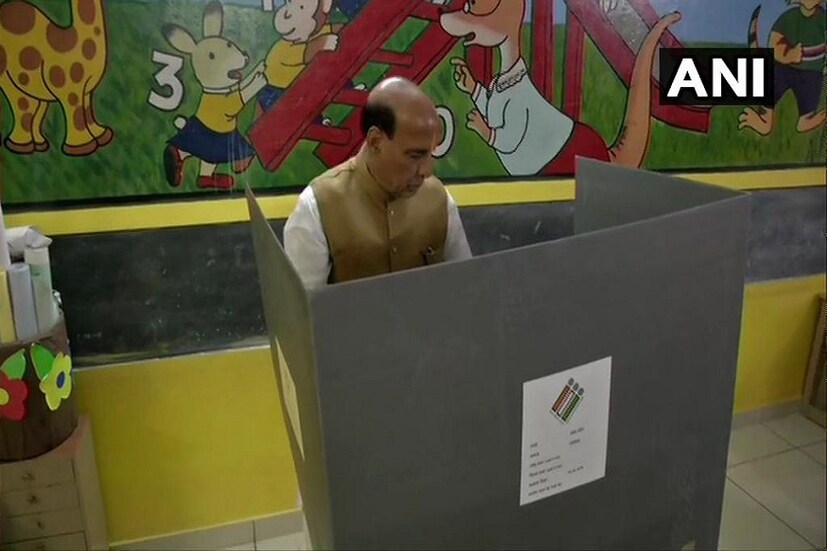 পোলিং বুথ ৩৩৩, স্কলারস হোম স্কুলে ভোট দিলেন রাজনাথ৷ ফটো সৌজন্যে- ANI