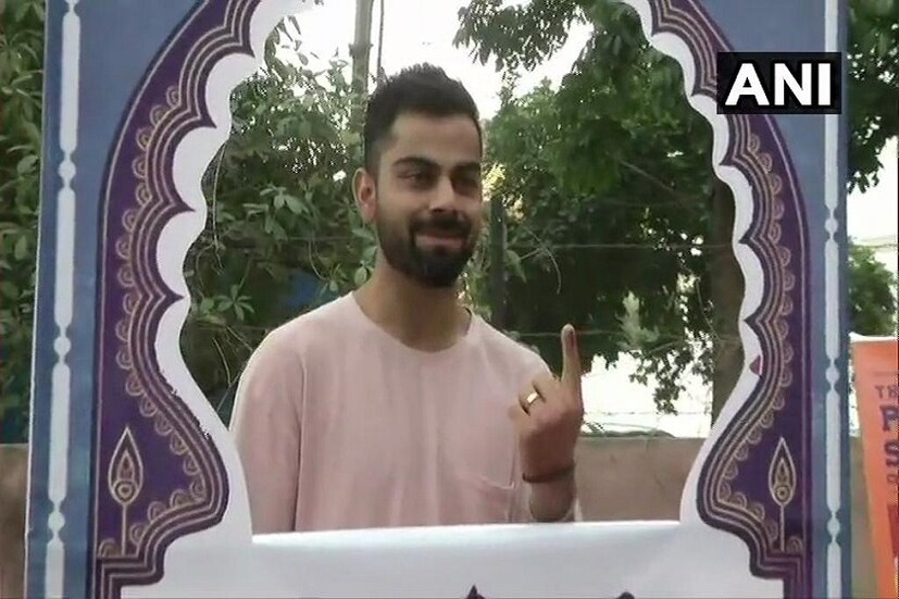 আজ ষষ্ঠ দফার ভোট। সকাল সকালই নিজের নাগরিক দায়িত্ব পালনে ভারতীয় অধিনায়ক বিরাট কোহলি
