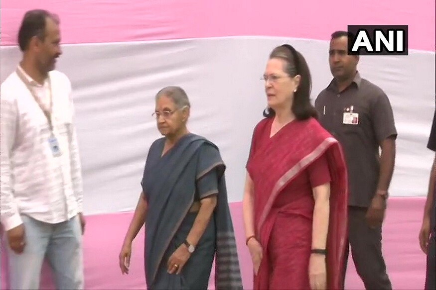 নির্মান ভবনে ভোট দিলেন ইউপিএ চেয়ারপার্সন সোনিয়া গান্ধি ৷ সঙ্গে ছিলেন দিল্লির প্রাক্তন মুখ্যমন্ত্রী শীলা দীক্ষিত নির্মান ভবনে ভোট দিলেন ইউপিএ চেয়ারপার্সন সোনিয়া গান্ধি ৷ সঙ্গে ছিলেন দিল্লির প্রাক্তন মুখ্যমন্ত্রী শীলা দীক্ষিত