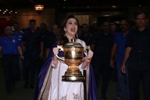 আইপিএলের ট্রফি ঈশ্বরকে উৎসর্গ করলেন মুম্বই ইন্ডিয়ান্স মালকিন নীতা আম্বানি আইপিএলের ট্রফি ঈশ্বরকে উৎসর্গ করলেন মুম্বই ইন্ডিয়ান্স মালকিন নীতা আম্বানি