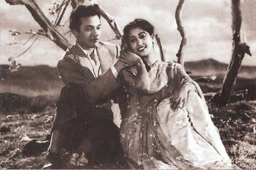 উত্তম-সুচিত্রা অন স্ক্রিন অফ স্ক্রিন প্রেম নিয়ে বাঙালির কৌতূহলের শেষ নেই। অনস্ক্রিন প্রেম তো উত্তম-সুচিত্রার ছবির দর্শকেরা দেখতেই পেতেন কিন্তু অফ স্ক্রিন প্রেম? তাঁদের মধ্যে কি সত্যিই প্রেম ছিল?photo source collected উত্তম-সুচিত্রা অন স্ক্রিন অফ স্ক্রিন প্রেম নিয়ে বাঙালির কৌতূহলের শেষ নেই। অনস্ক্রিন প্রেম তো উত্তম-সুচিত্রার ছবির দর্শকেরা দেখতেই পেতেন কিন্তু অফ স্ক্রিন প্রেম? তাঁদের মধ্যে কি সত্যিই প্রেম ছিল?photo source collected