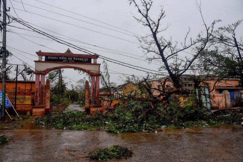  এইমস, বিজু পট্টনায়েক বিমানবন্দর, ডেয়ারি ডেভেলপমেন্ট প্ল্যান্ট থেকে ফ্ল্যাট ও বসতবাড়ি - কোনওকিছুকেই রেয়াত করেনি ফণী। এইমস, বিজু পট্টনায়েক বিমানবন্দর, ডেয়ারি ডেভেলপমেন্ট প্ল্যান্ট থেকে ফ্ল্যাট ও বসতবাড়ি - কোনওকিছুকেই রেয়াত করেনি ফণী। (Image: PTI)