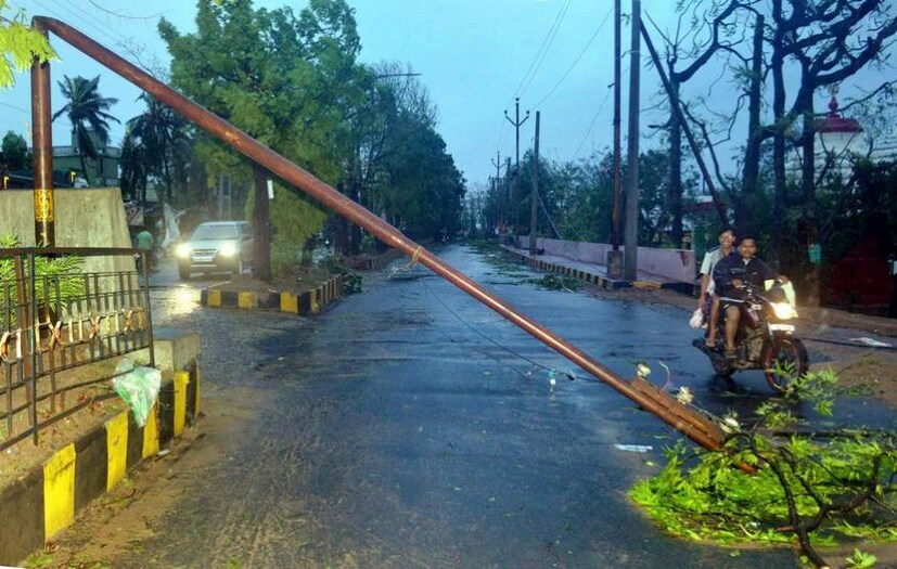 বিদ্যুতের খুঁটি, মোবাইল টাওয়ার, কাঁচা বাড়ির কতটা অবশিষ্ট আছে, সেটাই বড় প্রশ্ন। (Image: PTI)
