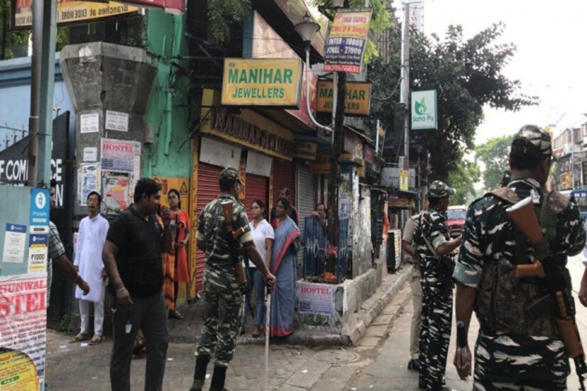 এছাড়াও কলকাতার উত্তর এবং গোয়েঙ্কা কলেজে পার্ট ৮৭(রুম নম্বর ৫)-তে ইভিএম সমস্যা দেখা দেয় ৷ যার জেরে ভোট শুরু হতে না হতেই বন্ধ করে দেওয়া হয় ভোটগ্রহণ পদ্ধতি ৷ 