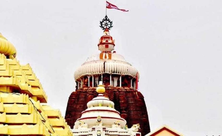 বহু পুরনো রীতি। ভক্তদের কাছে পুরী মন্দিরের এই পতাকা অত্যন্ত শুভ বলেই পরিচিত। সেই পতাকার মাপ এতদিন ছিল ১২ হাত। বিরাট আকারের সেই পতাকাই মন্দির চূড়ায় পতপত করে উড়ত। বহু পুরনো রীতি। ভক্তদের কাছে পুরী মন্দিরের এই পতাকা অত্যন্ত শুভ বলেই পরিচিত। সেই পতাকার মাপ এতদিন ছিল ১২ হাত। বিরাট আকারের সেই পতাকাই মন্দির চূড়ায় পতপত করে উড়ত।