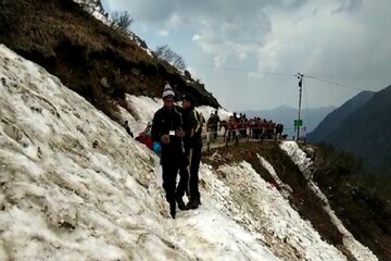 কেদারনাথে তুষারপাত, বরফের রাস্তায় হাঁটতে গিয়ে নাজেহাল তীর্থযাত্রীরা কেদারনাথে তুষারপাত, বরফের রাস্তায় হাঁটতে গিয়ে নাজেহাল তীর্থযাত্রীরা