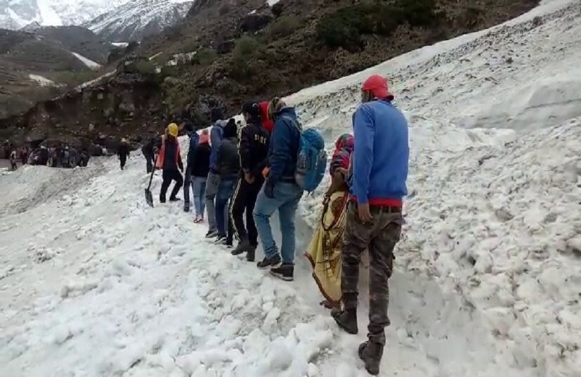 কেদারনাথে তুষারপাত, বরফের রাস্তায় হাঁটতে গিয়ে নাজেহাল তীর্থযাত্রীরা 
