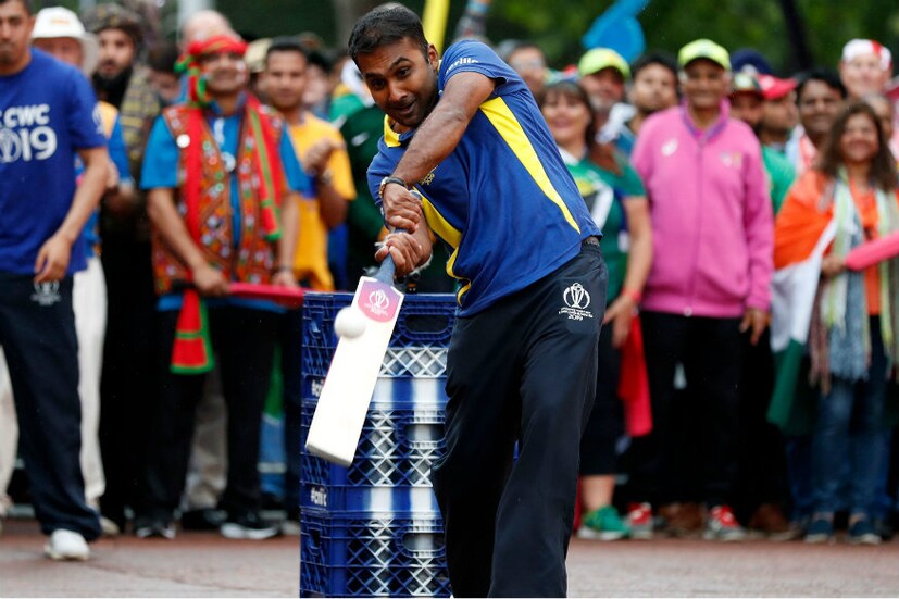 ক্রিকেট খেলছেন মাহেলা জয়াবর্ধনে 