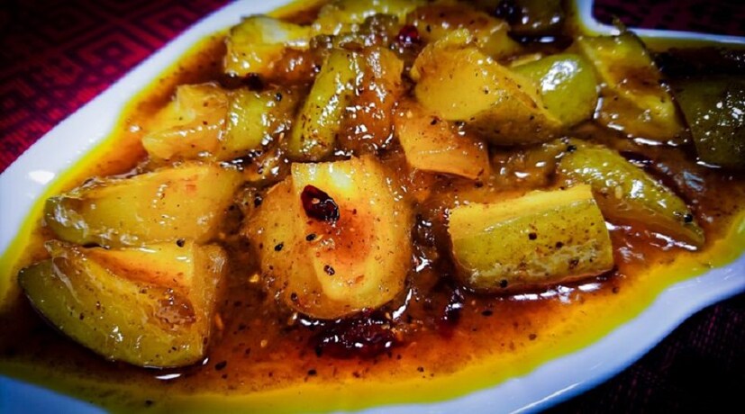 কাঁচা আমের তরকারি বানাতে লাগবে ৩টে কাঁচা আম, ১ চা চামচ সর্ষে দানা, ১ চা চামচ গোটা জিরে, ১ চা চামচ হিং, ১ চা চামচ হলুদগুঁড়ো, ২০ মিলি সাদা তেল, দেড় চা চামচ চিনি, ৫টা গোটা শুকনো লঙ্কা, ১ কাপ জল। Photo Source: Collected