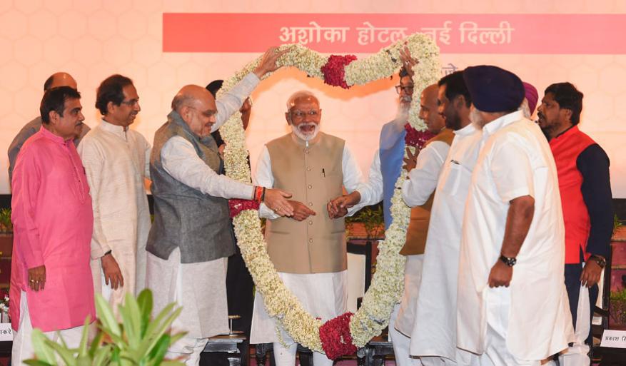 একদিকে বিরোধীরা জোট বেঁধে চাপ বাড়াতে মরিয়া। অন্যদিকে, এককাট্টা হয়ে আগামিদিনের সরকার গঠনে মরিয়া এনডিএ শিবির। একদিকে বিরোধীরা জোট বেঁধে চাপ বাড়াতে মরিয়া। অন্যদিকে, এককাট্টা হয়ে আগামিদিনের সরকার গঠনে মরিয়া এনডিএ শিবির।