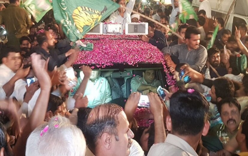 দুর্নীতির মামলায় সাত বছরের জন্য কারাদণ্ডে দণ্ডিত হন নওয়াজ ৷ এরপর শারিরীক এং মানসিক অসুস্থতার কারণ দেখিয়ে শরীফ স্থায়ী জামিনের আবেদন জানিয়েছিলেন ৷ গত ২৬ মার্চ শুনানির পর সুপ্রিম কোর্টের প্রধান বিচারপতি আসিফ সঈদের নেতৃত্বাধীন বেঞ্চ ৬ সপ্তাহের জন্য জামিনের অনুমতি দেন ৷ 