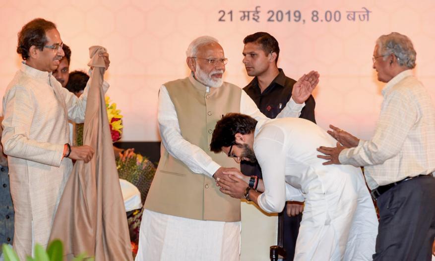 জেডিইউয়ের নীতীশ কুমার থেকে শুরু করে শিবসেনার উদ্ধব ঠাকরে, সকলেই এ দিন হাজির হন দিল্লির অশোকা হোটেলে নৈশভোজে। জেডিইউয়ের নীতীশ কুমার থেকে শুরু করে শিবসেনার উদ্ধব ঠাকরে, সকলেই এ দিন হাজির হন দিল্লির অশোকা হোটেলে নৈশভোজে।