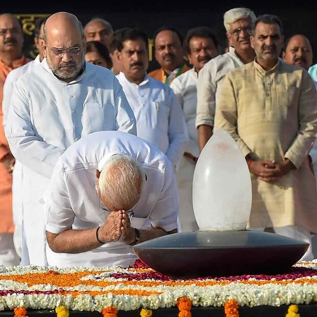 সন্ধ্যায় রাষ্ট্রপতি রামনাথ কোবিন্দের নেতৃত্বে তার প্রশাসন নরেন্দ্র মোদি এবং পরিষদের অন্যান্য মন্ত্রীদের শপথ বাক্য পাঠ করাবে।