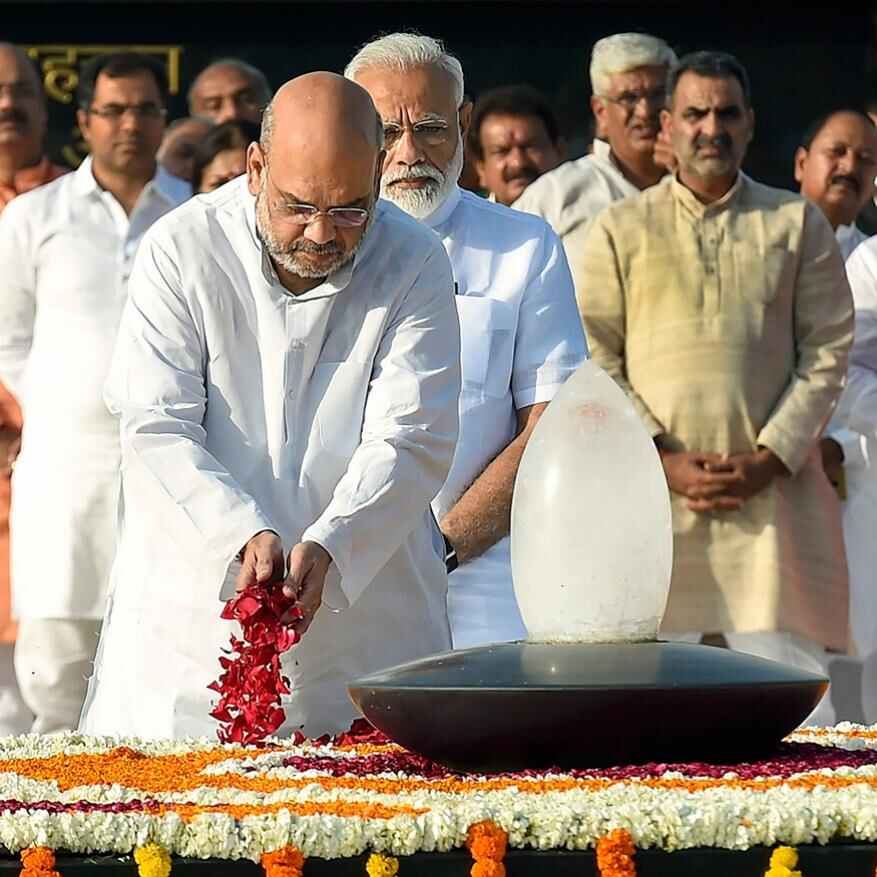 ভারতের অন্যতম প্রধান রাজনীতিবিদ মহাত্মা গান্ধী এবং সাবেক প্রধানমন্ত্রী অটল বিহারী বাজপেয়ীর সমাধিতে শ্রদ্ধা জানালেন অমিত শাহ ভারতের অন্যতম প্রধান রাজনীতিবিদ মহাত্মা গান্ধী এবং সাবেক প্রধানমন্ত্রী অটল বিহারী বাজপেয়ীর সমাধিতে শ্রদ্ধা জানালেন অমিত শাহ