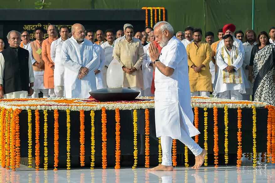 সন্ধ্যা ৭টা সময় তিনি শপথ নিতে যাচ্ছেন। এর আগে সকালে দেশের সাবেক দুই কর্ণধারের সমাধিতে ফুল দিয়ে শ্রদ্ধা জানান মোদি। সন্ধ্যা ৭টা সময় তিনি শপথ নিতে যাচ্ছেন। এর আগে সকালে দেশের সাবেক দুই কর্ণধারের সমাধিতে ফুল দিয়ে শ্রদ্ধা জানান মোদি।