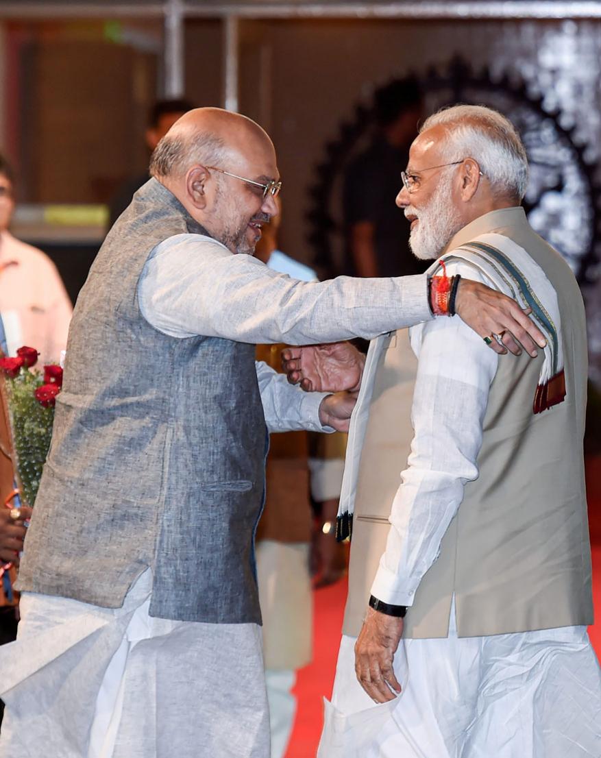 বিজেপি সভাপতি অমিত শাহের আমন্ত্রণে সাড়া দিয়ে বৈঠকে ইতিমধ্যে যোগ দিয়েছিলেন নীতীশ কুমার, চিরাগ পাসোয়ানরা। বিজেপি সভাপতি অমিত শাহের আমন্ত্রণে সাড়া দিয়ে বৈঠকে ইতিমধ্যে যোগ দিয়েছিলেন নীতীশ কুমার, চিরাগ পাসোয়ানরা।