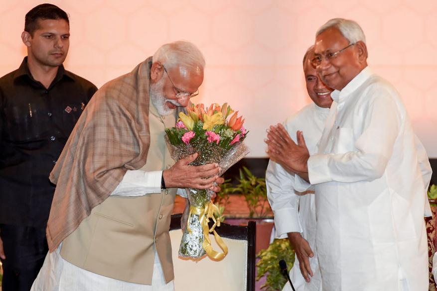 বিজেপি সভাপতি অমিত শাহের আমন্ত্রণে সাড়া দিয়ে বৈঠকে ইতিমধ্যে যোগ দিয়েছিলেন নীতীশ কুমার, চিরাগ পাসোয়ানরা। বিজেপি সভাপতি অমিত শাহের আমন্ত্রণে সাড়া দিয়ে বৈঠকে ইতিমধ্যে যোগ দিয়েছিলেন নীতীশ কুমার, চিরাগ পাসোয়ানরা।