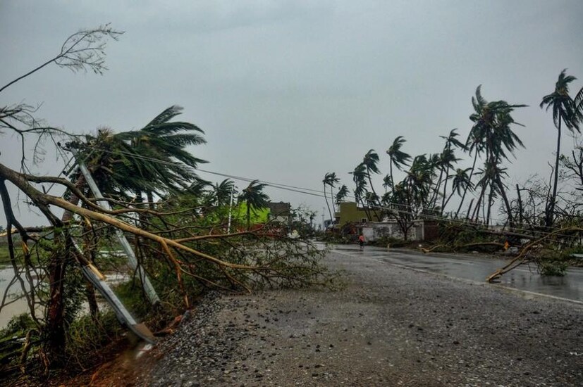 রামনগর, মন্দারমণি, খেজুরি, হলদিয়া, পটাশপুর, দিঘা পূর্ব এলাকায় শতাধিক কাঁচা বাড়ি ভেঙে পড়ে। (Image: PTI)