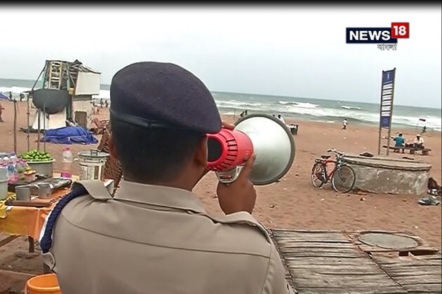 ওডিশার উপকূলে ইতিমধ্যেই ২টি নৌসেনা জাহাজ মোতায়েন করা হয়েছে ৷ অন্যদিকে, এনডিআরএফ-র সেকেন্ড ব্যাটেলিয়ানের ডেপুটি কমান্ড্যান্ট যোগেশ সিং জানিয়েছেন, ইতিমধ্যেই পুরীর ৪৩০ কিমি দূরে ফণীর অবস্থান রয়েছে ৷ অন্যদিকে, বিশাখাপত্তনম থেকে ২৩০ কিমি দূরে ফণী রয়েছে ৷ দিঘা, মন্দারমনিতেও প্রবল বেগে বইছে হাওয়া ৷ পর্যটকদের সমূদ্রের নামার ক্ষেত্রে নিষেধাজ্ঞা জারি হয়েছে ৷ ওডিশার উপকূলে ইতিমধ্যেই ২টি নৌসেনা জাহাজ মোতায়েন করা হয়েছে ৷ অন্যদিকে, এনডিআরএফ-র সেকেন্ড ব্যাটেলিয়ানের ডেপুটি কমান্ড্যান্ট যোগেশ সিং জানিয়েছেন, ইতিমধ্যেই পুরীর ৪৩০ কিমি দূরে ফণীর অবস্থান রয়েছে ৷ অন্যদিকে, বিশাখাপত্তনম থেকে ২৩০ কিমি দূরে ফণী রয়েছে ৷ দিঘা, মন্দারমনিতেও প্রবল বেগে বইছে হাওয়া ৷ পর্যটকদের সমূদ্রের নামার ক্ষেত্রে নিষেধাজ্ঞা জারি হয়েছে ৷