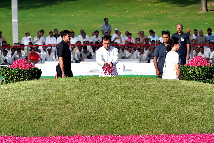 কংগ্রেস সভাপতি রাহুল গান্ধি সকালে এই নিয়ে ট্যুইটে তিনি লেখেন, নেহরুজির মৃত্যু দিবসে আমাদের তাঁর কথা মনে করা উচিত। তিনি যে ভাবে স্বাধীন ভারতের বিভিন্ন সংস্থাকে তৈরি করেছিলেন সেগুলি আমাদের দেশে গণতন্ত্রকে এই সত্তর বছর পর্যন্ত বেঁচে থাকতে সাহায্য করেছে (Image: PTI) কংগ্রেস সভাপতি রাহুল গান্ধি সকালে এই নিয়ে ট্যুইটে তিনি লেখেন, নেহরুজির মৃত্যু দিবসে আমাদের তাঁর কথা মনে করা উচিত। তিনি যে ভাবে স্বাধীন ভারতের বিভিন্ন সংস্থাকে তৈরি করেছিলেন সেগুলি আমাদের দেশে গণতন্ত্রকে এই সত্তর বছর পর্যন্ত বেঁচে থাকতে সাহায্য করেছে (Image: PTI)