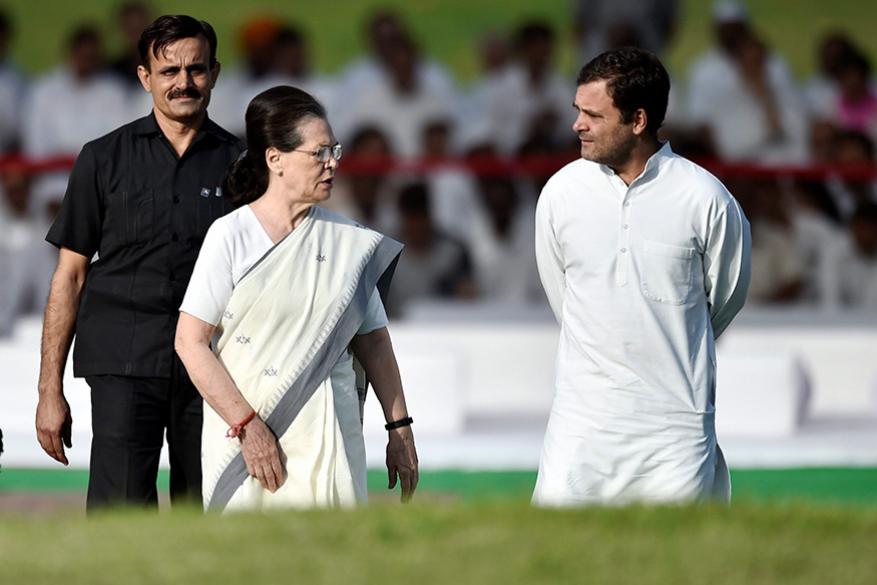 স্বাধীন ভারতের প্রথম প্রধানমন্ত্রী পণ্ডিত জওহরলাল নেহরু দেশের দীর্ঘতম প্রধানমন্ত্রী। টানা ১৭ বছর দেশের প্রধানমন্ত্রী ছিলেন তিনি। (Image: PTI) স্বাধীন ভারতের প্রথম প্রধানমন্ত্রী পণ্ডিত জওহরলাল নেহরু দেশের দীর্ঘতম প্রধানমন্ত্রী। টানা ১৭ বছর দেশের প্রধানমন্ত্রী ছিলেন তিনি। (Image: PTI)