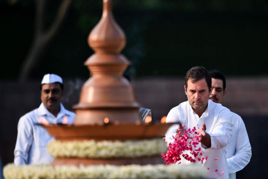 বাবার প্রতি শ্রদ্ধা জানিয়ে ট্যুইটে রাহুল লেখেন, 'আমার বাবা একজন ভদ্র, দয়ালু ও ভালোবাসার মানুষ ছিলেন। তিনি আমায় সবাইকে ভালোবাসতে ও শ্রদ্ধা করতে শিখিয়েছেন। কারওকে ঘৃণা না-করতে শিখিয়েছেন। ক্ষমা করতে শিখিয়েছেন...তাঁকে মিস করি...তাঁর মৃত্যুবার্ষিকীতে শ্রদ্ধার সঙ্গে তাঁকে স্মরণ করছি।' বাবার প্রতি শ্রদ্ধা জানিয়ে ট্যুইটে রাহুল লেখেন, 'আমার বাবা একজন ভদ্র, দয়ালু ও ভালোবাসার মানুষ ছিলেন। তিনি আমায় সবাইকে ভালোবাসতে ও শ্রদ্ধা করতে শিখিয়েছেন। কারওকে ঘৃণা না-করতে শিখিয়েছেন। ক্ষমা করতে শিখিয়েছেন...তাঁকে মিস করি...তাঁর মৃত্যুবার্ষিকীতে শ্রদ্ধার সঙ্গে তাঁকে স্মরণ করছি।'