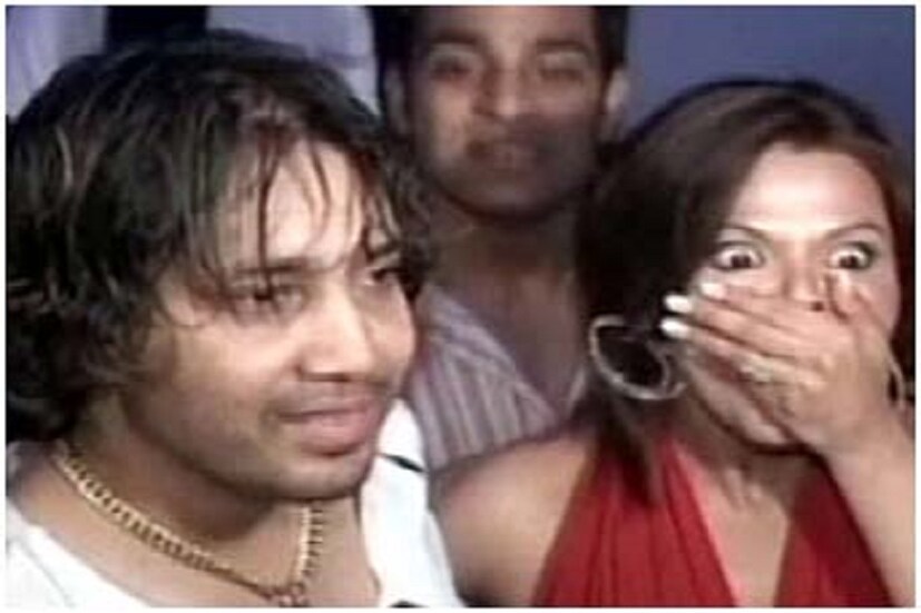 এই কারণেই সবার সামনে তাঁকে কিস করেছিলেন ৷ এরপরেই ঘটনাটি চাঞ্চল্য ছড়িয়েছে ৷   