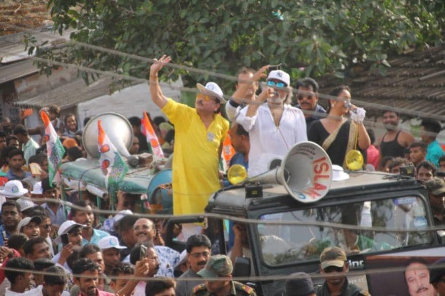 প্রচার ও রোড শোয়ে জমজমাট ভাটপাড়ার এলাকা ৷ শক্তি কাপুর ছাড়াও হুডখোলা জিপে করে প্রার্থী মজদন মিত্রের হয়ে প্রচারে দেখতে পাওয়া গিয়েছে ভোজপুরী গায়িকা রানি চট্টোপাধ্যায়কে ৷ প্রচার ও রোড শোয়ে জমজমাট ভাটপাড়ার এলাকা ৷ শক্তি কাপুর ছাড়াও হুডখোলা জিপে করে প্রার্থী মজদন মিত্রের হয়ে প্রচারে দেখতে পাওয়া গিয়েছে ভোজপুরী গায়িকা রানি চট্টোপাধ্যায়কে ৷