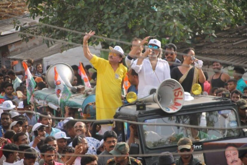 প্রচার ও রোড শোয়ে জমজমাট ভাটপাড়ার এলাকা ৷ শক্তি কাপুর ছাড়াও হুডখোলা জিপে করে প্রার্থী মজদন মিত্রের হয়ে প্রচারে দেখতে পাওয়া গিয়েছে ভোজপুরী গায়িকা রানি চট্টোপাধ্যায়কে ৷ 