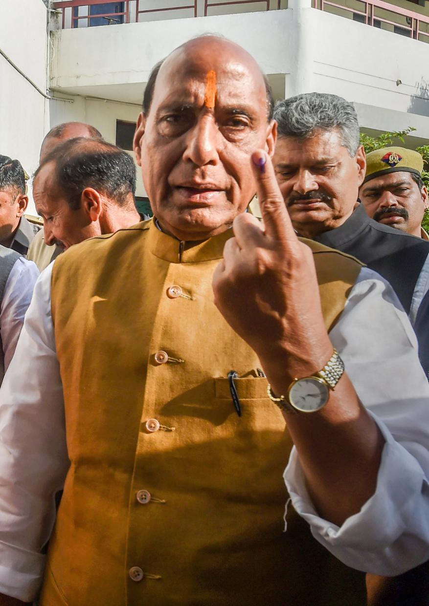 পোলিং বুথ ৩৩৩, স্কলারস হোম স্কুলে ভোট দিলেন লখনউয়ের বিজেপি প্রার্থী রাজনাথ সিং ৷ (Image: PTI) পোলিং বুথ ৩৩৩, স্কলারস হোম স্কুলে ভোট দিলেন লখনউয়ের বিজেপি প্রার্থী রাজনাথ সিং ৷ (Image: PTI)