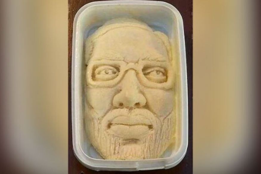 এই কুলফির বিশেষত্বই হল, এতে খোদাই করা স্বয়ং নরেন্দ্র মোদির মুখ ৷ সম্পূর্ণ প্রাকৃতিক উপাদান ব্যবহার করে তৈরি এই কুলফি ৷ এই কুলফির বিশেষত্বই হল, এতে খোদাই করা স্বয়ং নরেন্দ্র মোদির মুখ ৷ সম্পূর্ণ প্রাকৃতিক উপাদান ব্যবহার করে তৈরি এই কুলফি ৷