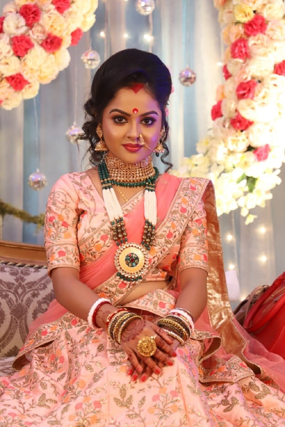 ♦ মঞ্চের মাঝে সদ্য বিবাহিতা নবনীতার বসার জায়গা। বাঁ দিকে গানের ব্যবস্হা। গানের তালে তালে কোমর দোলাচ্ছেন অতিথিরা।-নিজস্ব চিত্র ৷ ♦ মঞ্চের মাঝে সদ্য বিবাহিতা নবনীতার বসার জায়গা। বাঁ দিকে গানের ব্যবস্হা। গানের তালে তালে কোমর দোলাচ্ছেন অতিথিরা।-নিজস্ব চিত্র ৷
