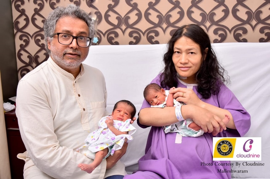 মাদার্স ডে’র দিনেই মা হলেন ‘লৌহমানবী’ শর্মিলা চানু ৷ বেঙ্গালুরুর একটি বেসরকারি হাসপাতালে যমজ কন্যাসন্তানের জন্ম দেন ৪৬ বছরের চানু ৷ (Image: Cloudnine, Malleshwaram) মাদার্স ডে’র দিনেই মা হলেন ‘লৌহমানবী’ শর্মিলা চানু ৷ বেঙ্গালুরুর একটি বেসরকারি হাসপাতালে যমজ কন্যাসন্তানের জন্ম দেন ৪৬ বছরের চানু ৷ (Image: Cloudnine, Malleshwaram)